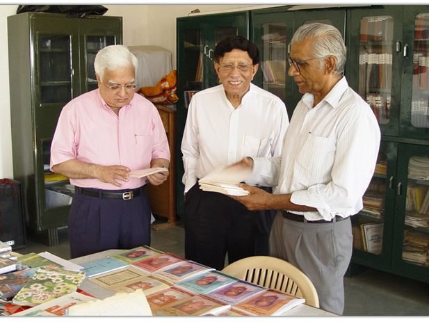 Readers at the Institute&rsquo;s documentation centre